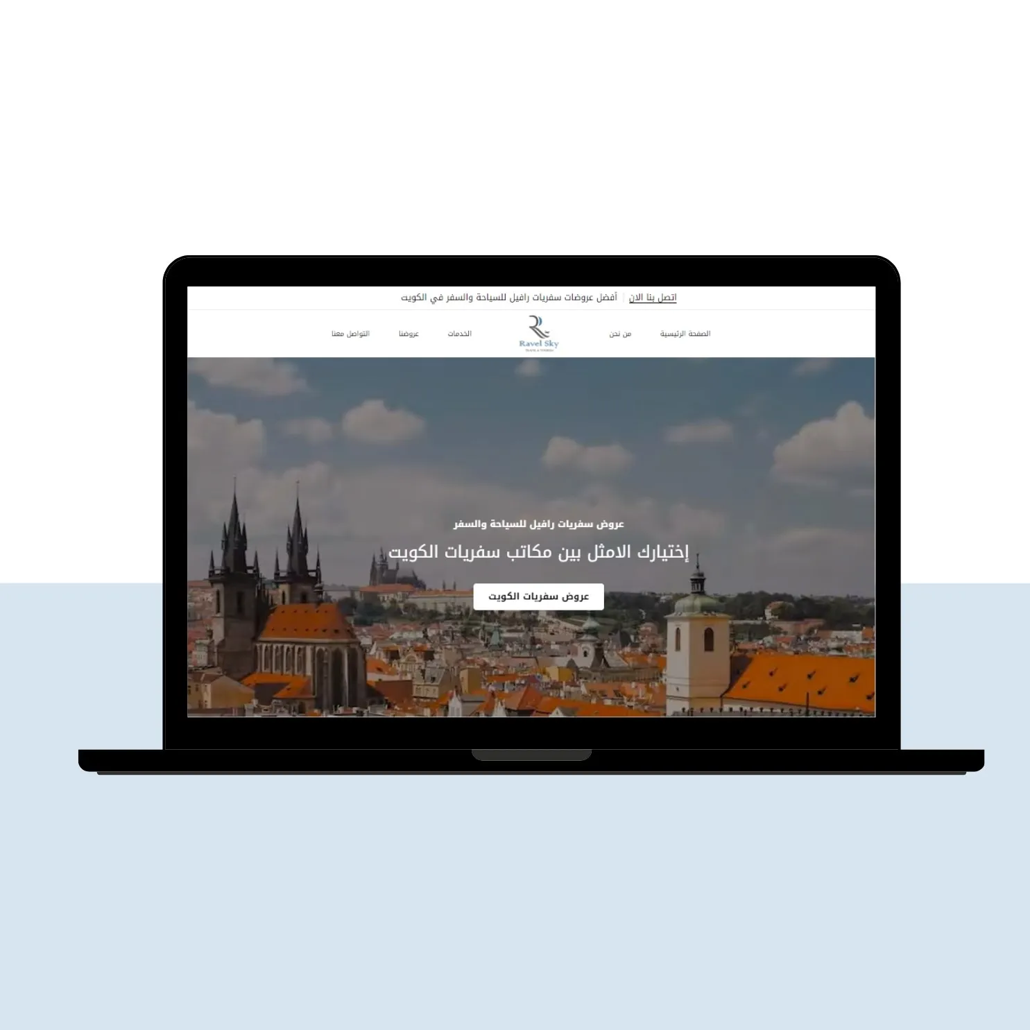 Startseite von Ravelsky mit Altstadtpanorama auf dem Laptop