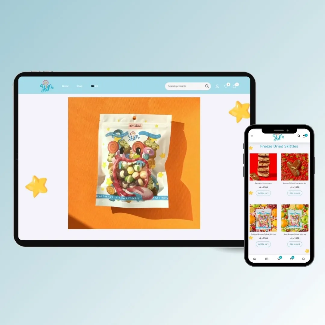 Ayum-Shop auf Laptop und Smartphone mit einer Tüte Süßigkeiten