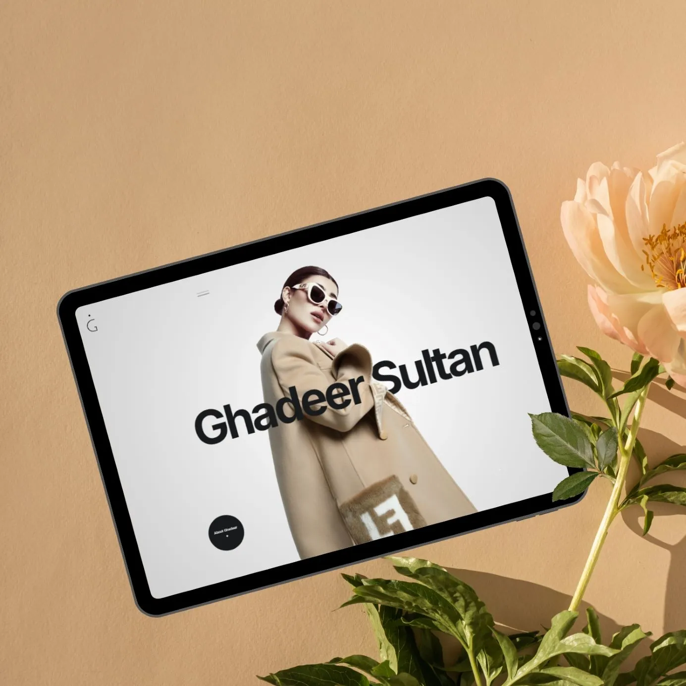 Website von Ghadeer Al-Sultan auf einem Tablet