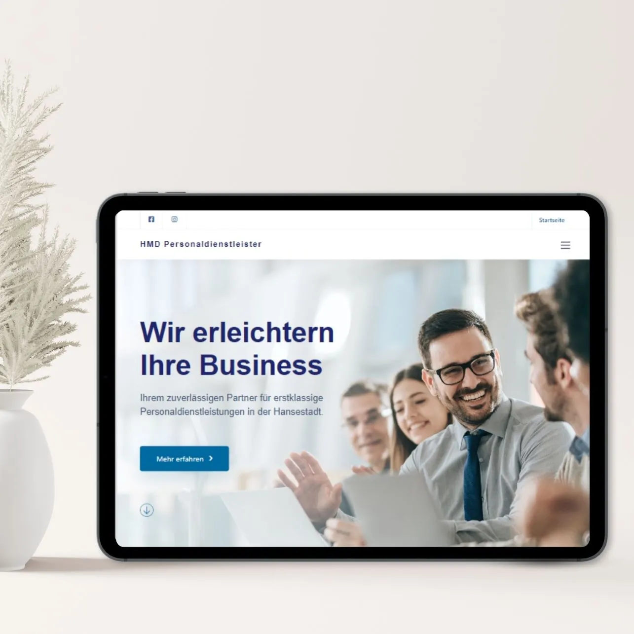 Website von HMD Personaldienstleister auf einem Tablet