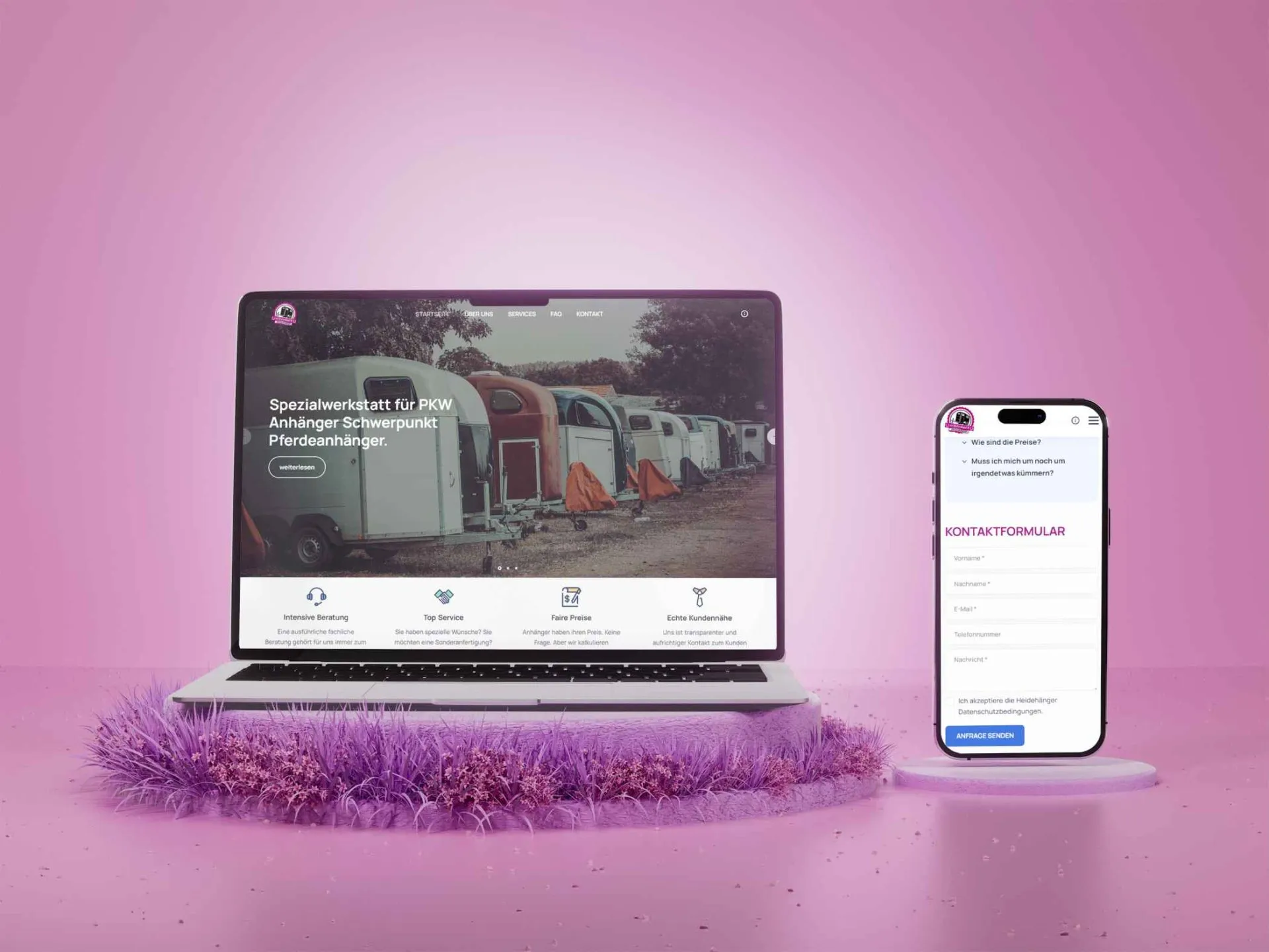 Website auf Laptop und Smartphone vor violettem Hintergrund
