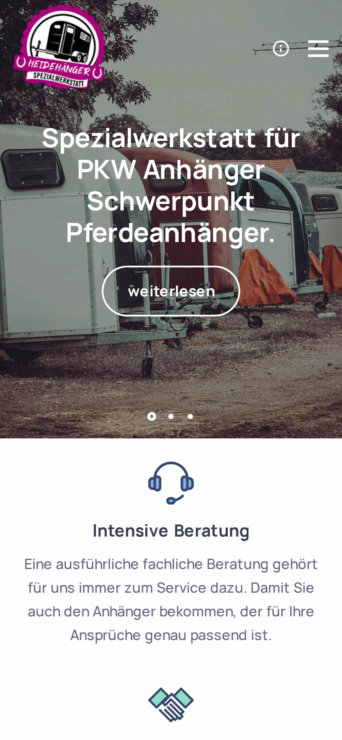 Kopf der Startseite auf dem Smartphone mit Anhängern im Hintergrund