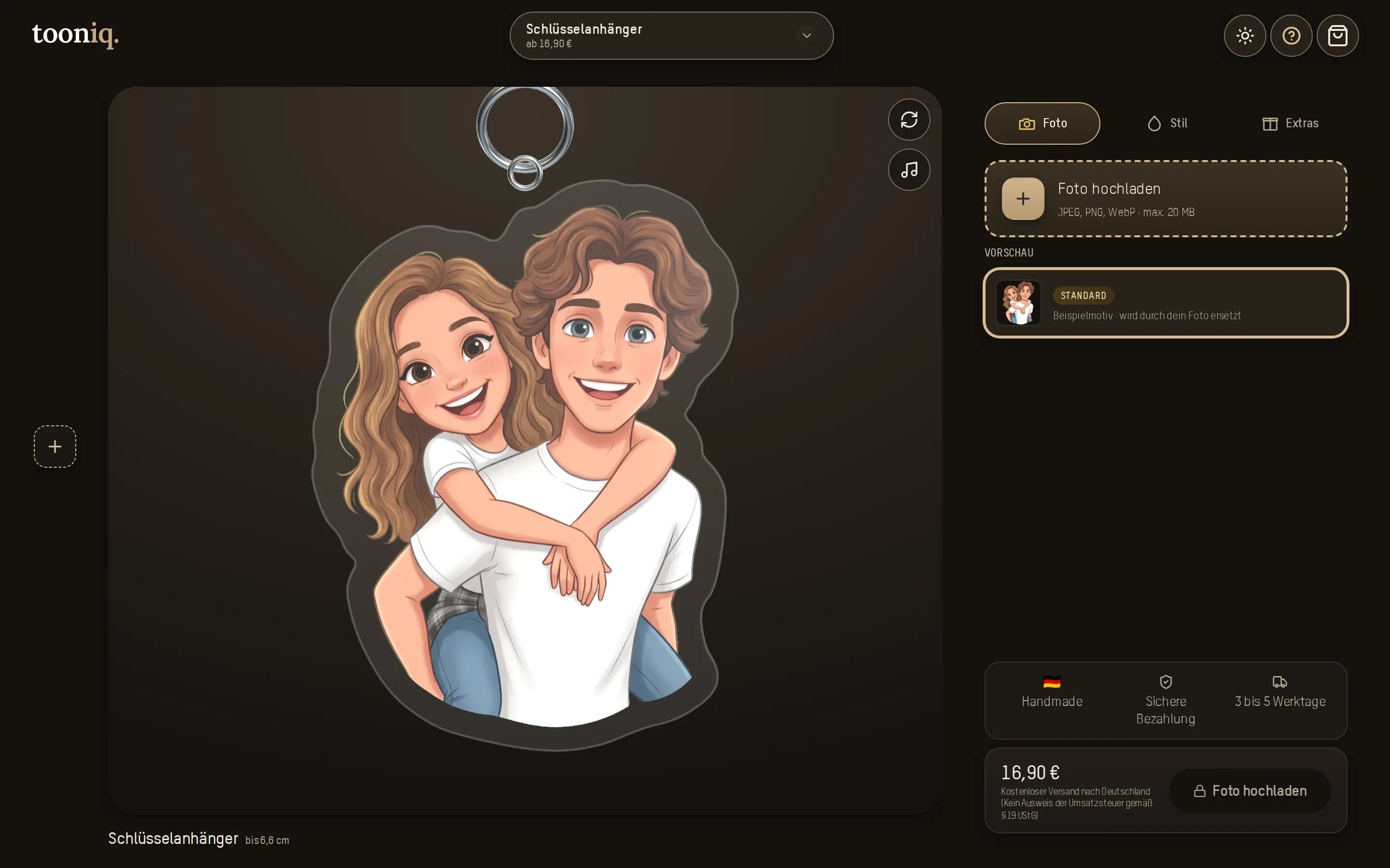 Konfigurator am Desktop: Schlüsselanhänger mit Cartoon-Motiv, daneben Foto, Stil und Preis